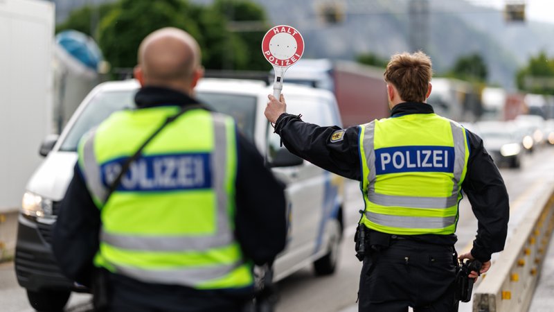 Grenzkontrollstelle der Bundespolizei an der A 93 bei Kiefersfelden | Bild: pa/dpa/Matthias Balk Grenzkontrollstelle der Bundespolizei an der A 93 bei Kiefersfelden