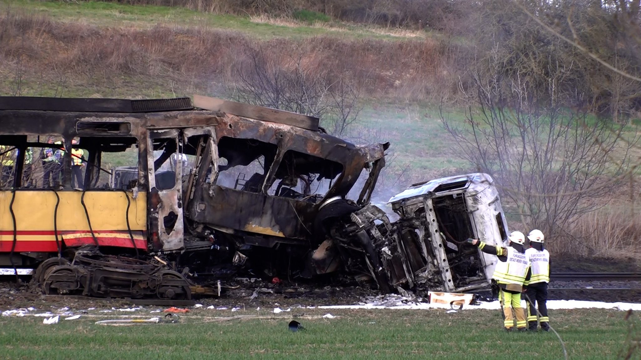 Tanklaster und Stadtbahn nach Unfall in Flammen – Drei Tote