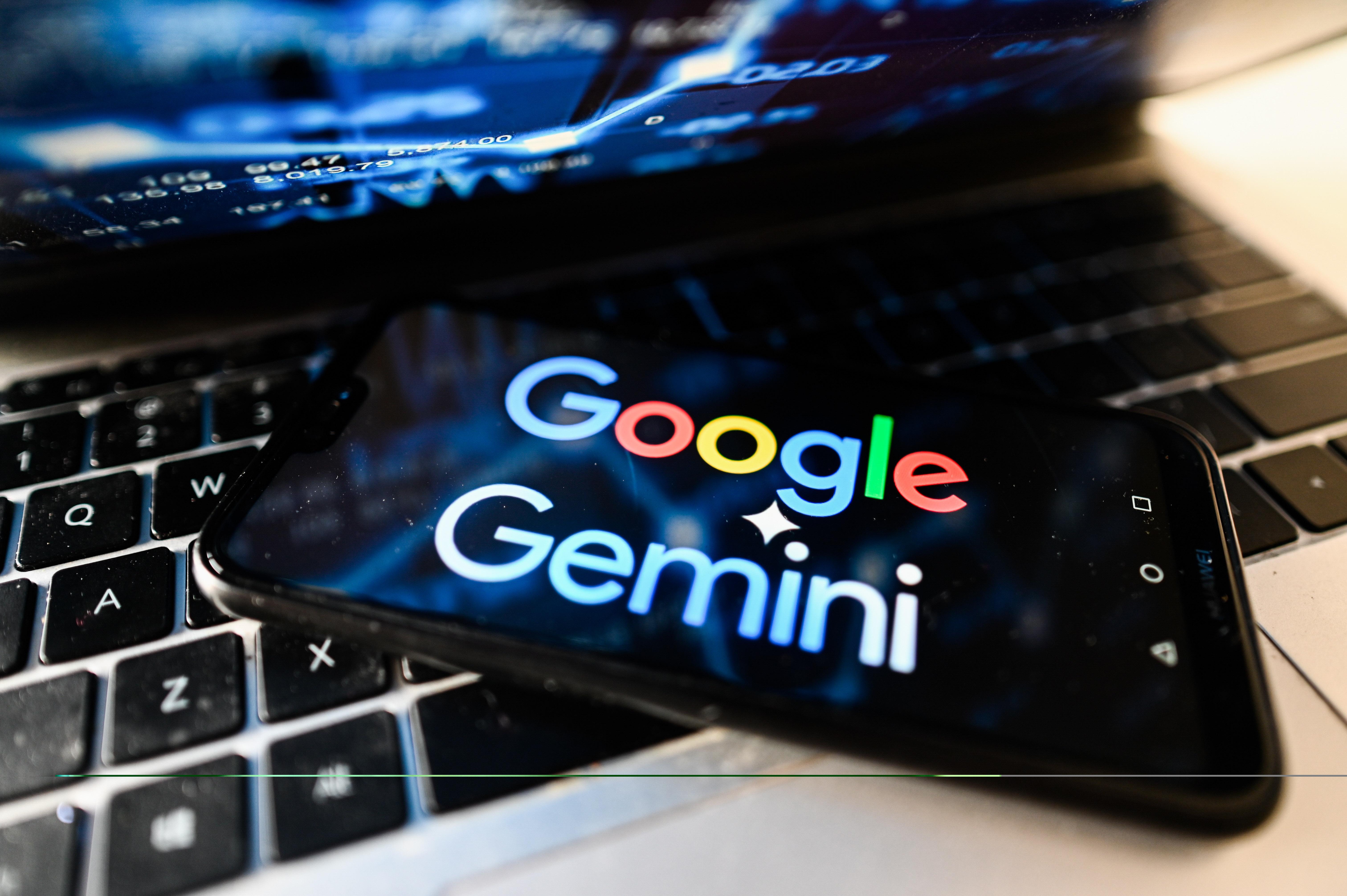 Smartphone mit dem Schriftzug Google Gemini