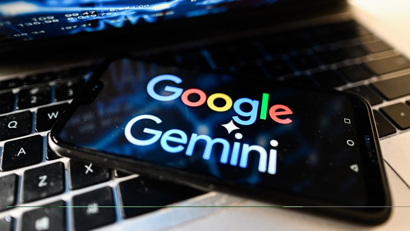Smartphone mit dem Schriftzug Google Gemini