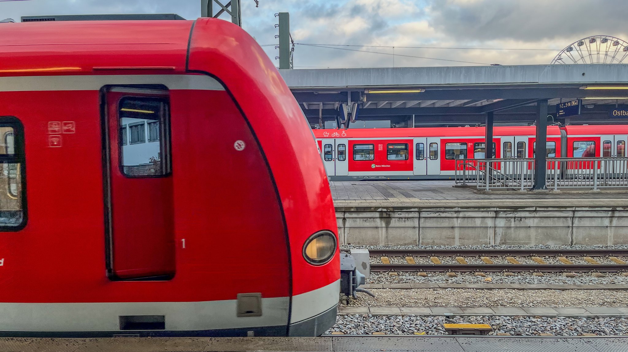 Zwei S-Bahnen stehen am Ostbahnhof in München. (Symbolbild)