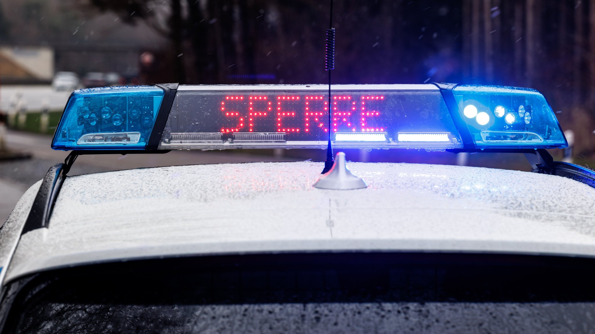 (Symbolbild) Auf dem Display eines Polizeiwagens steht "Sperre" | Bild: picture alliance / dpa | Matthias Balk (Symbolbild) Auf dem Display eines Polizeiwagens steht "Sperre"