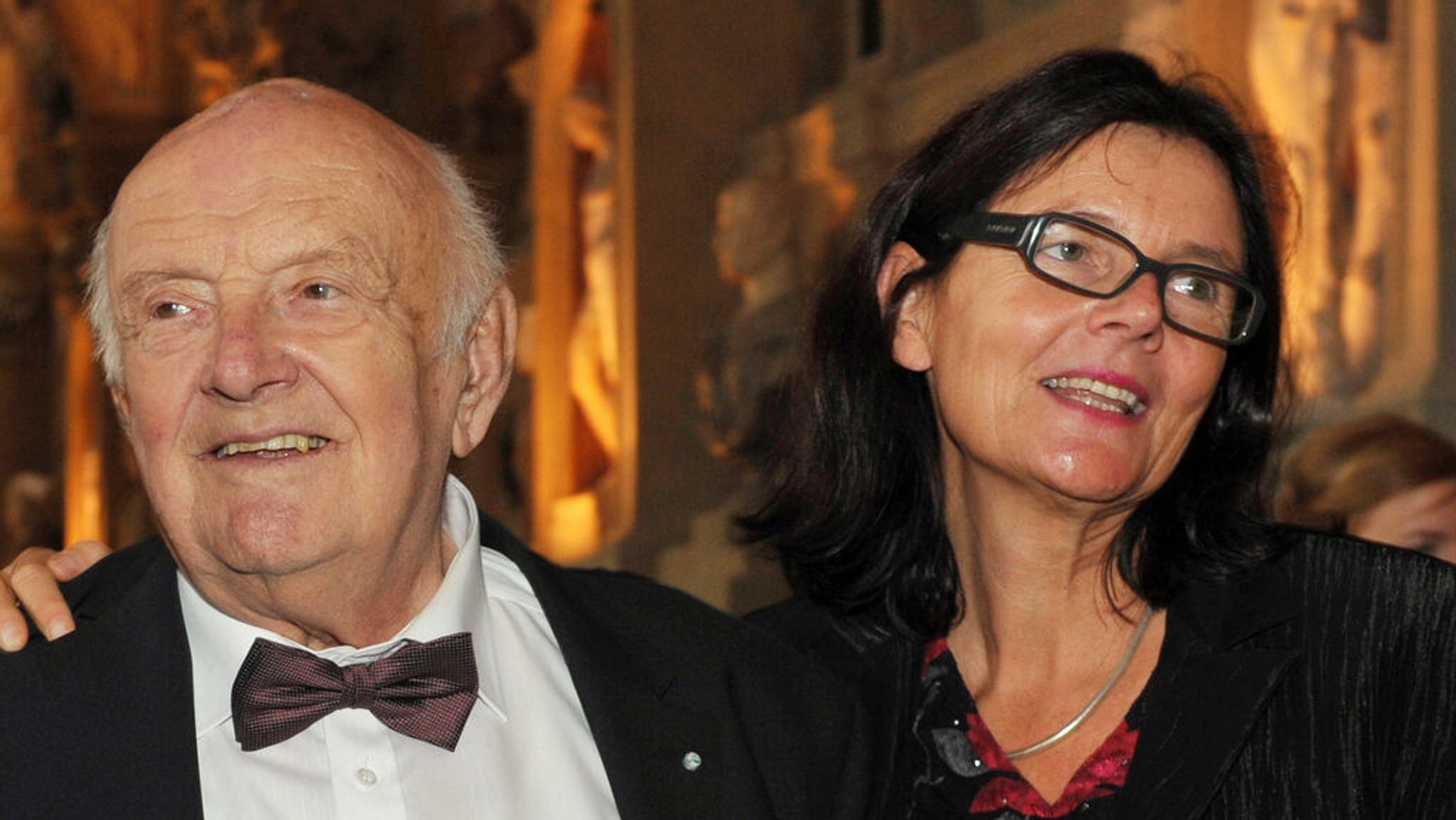 Archivbild von 2010: Der Schriftsteller Otfried Preußler beim Festakt für den Maximiliansorden in der Residenz mit seiner Tochter Susanne.