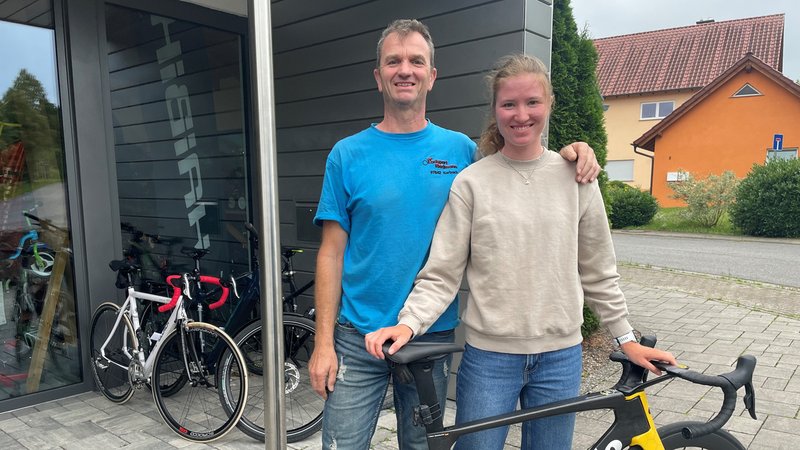 Die Fahrradfamilie Riedmann: Neu-Profi Linda und ihr Vater Robert vor dem heimischen Fahrradladen in Karbach. 