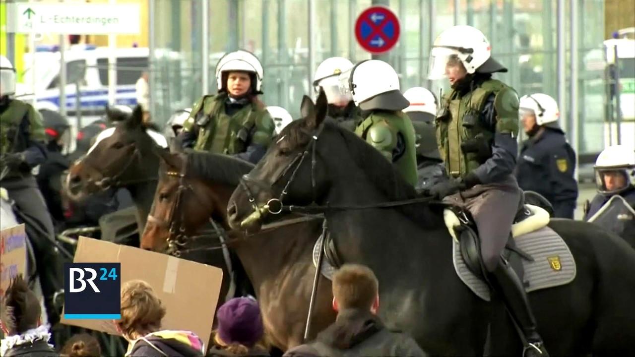 Heiße Polizisten Neckt Für Ihre Männer Sklaven Heiße Polizisten Neckt Für Ihre Männer Sklaven
