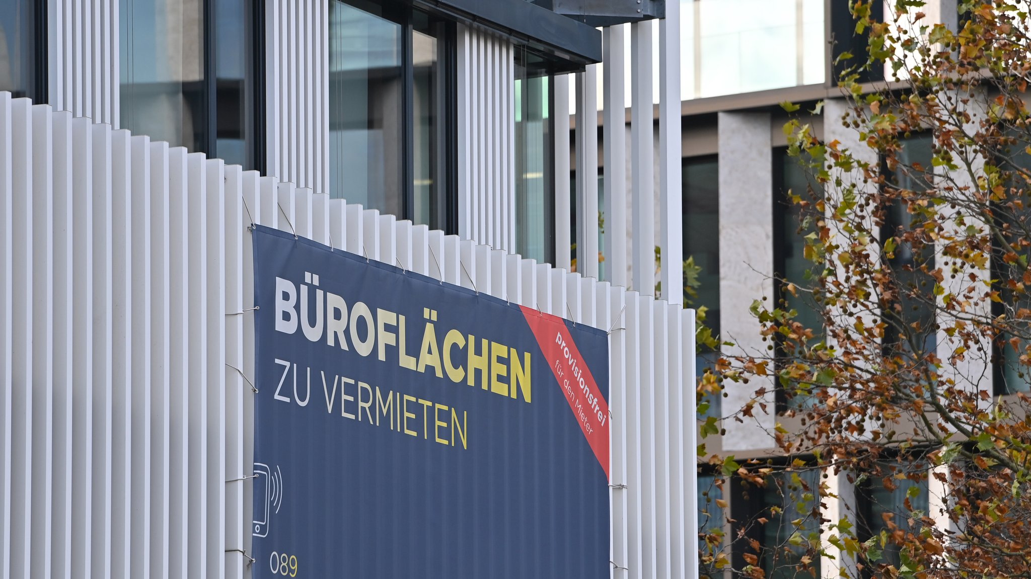 Die Stadt München will leerstehende Büros zu Wohnungen umwandeln | Bild: picture alliance / SvenSimon | Frank Hoermann/SVEN SIMON Die Stadt München will leerstehende Büros zu Wohnungen umwandeln
