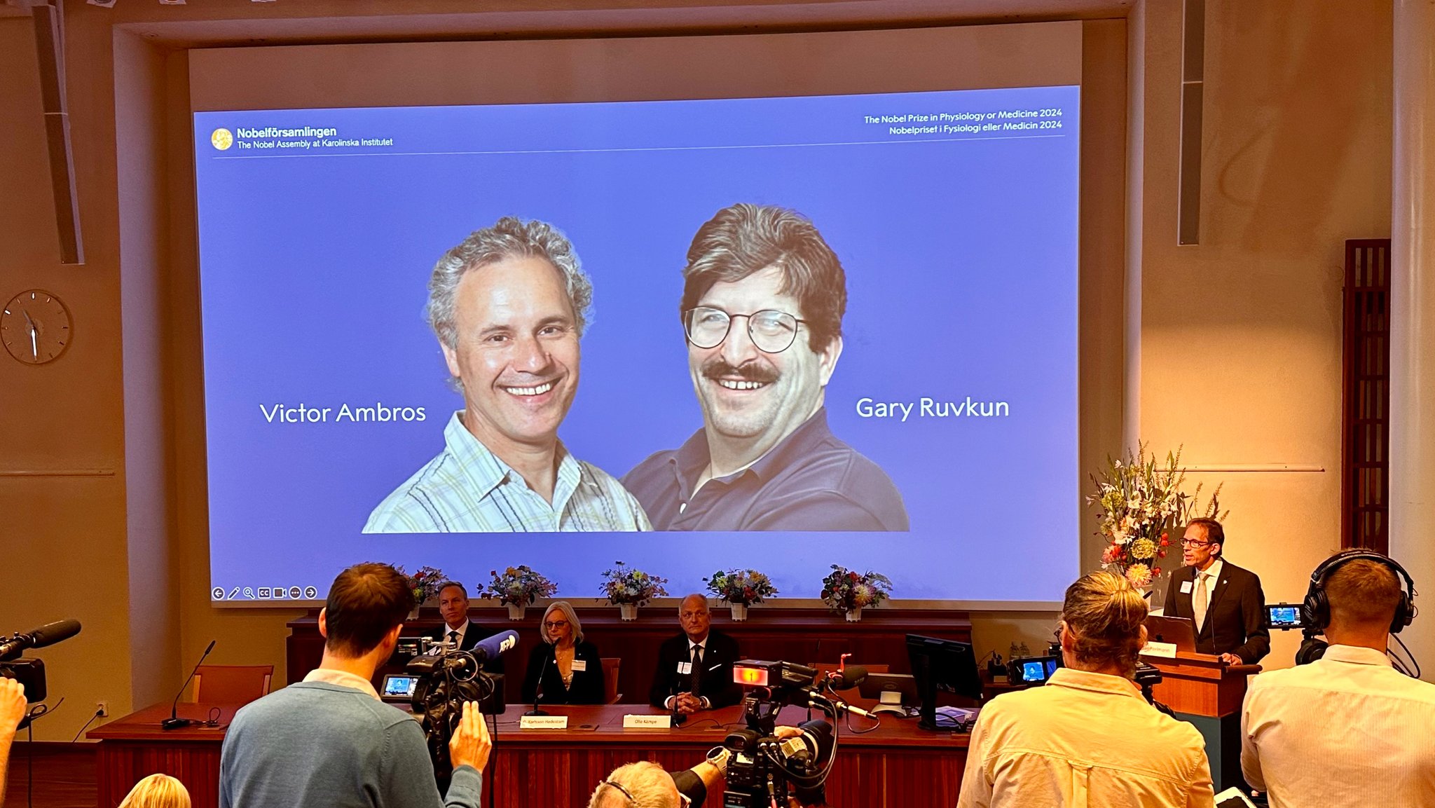 Thomas Perlmann (r), Sekretär der Nobelversammlung, verkündet die Gewinner des Nobelpreises für Medizin 2024.