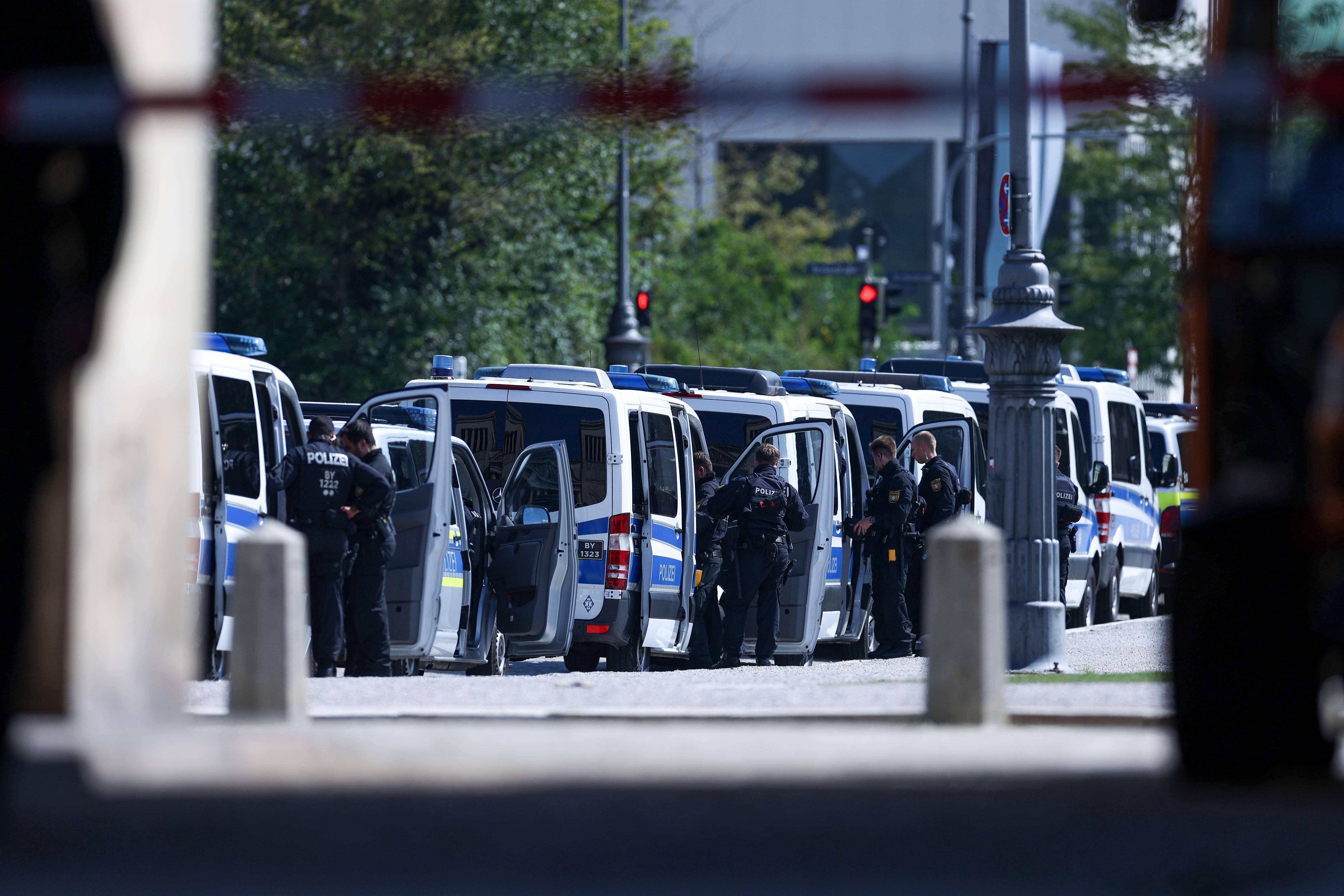 Beamte und Fahrzeuge der Polizei München am Königsplatz