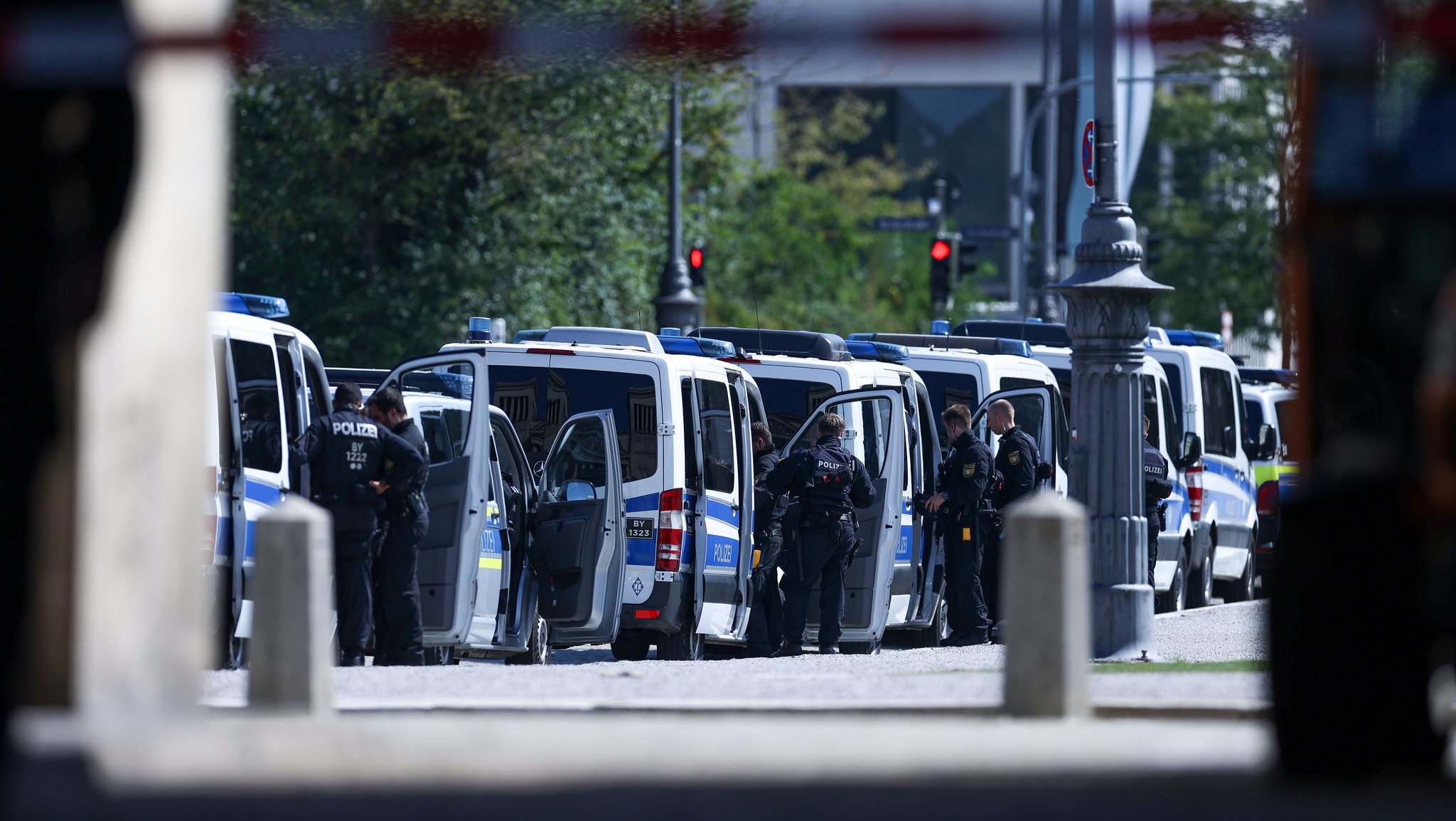 Beamte und Fahrzeuge der Polizei München am Königsplatz