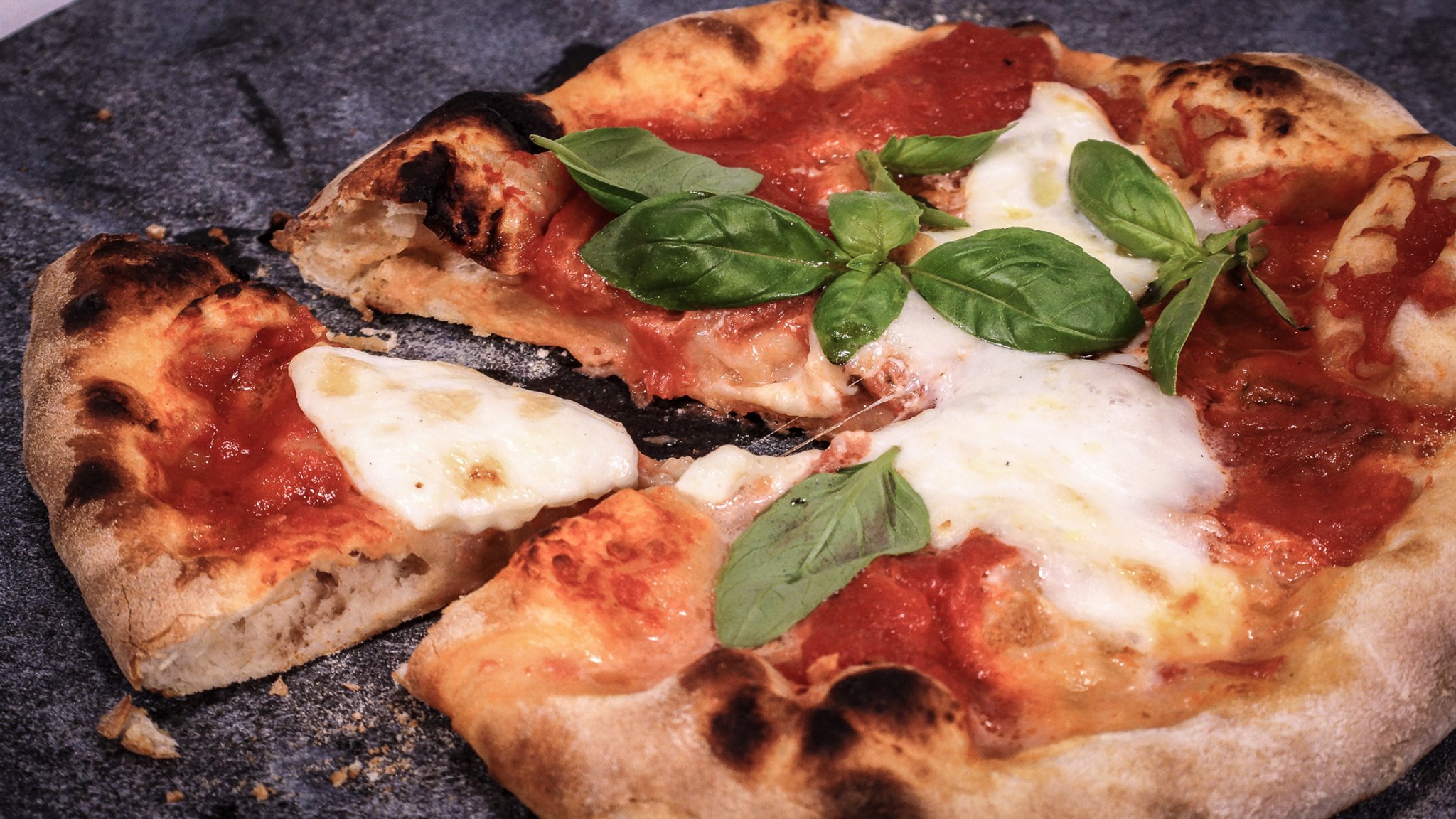 Pizza Margherita vom Grill.