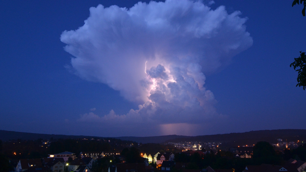 Eine Gewitterwolke schwebt am Abend des 19.06.2013 über Melsungen (Hessen). Fo