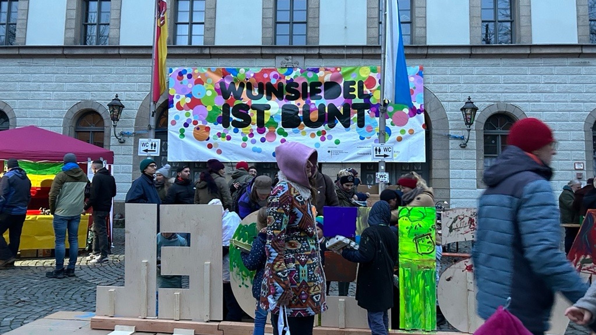 "Wunsiedel ist bunt" steht auf einem Banner, das an einer Gebäudefassade in Wunsiedel hängt.