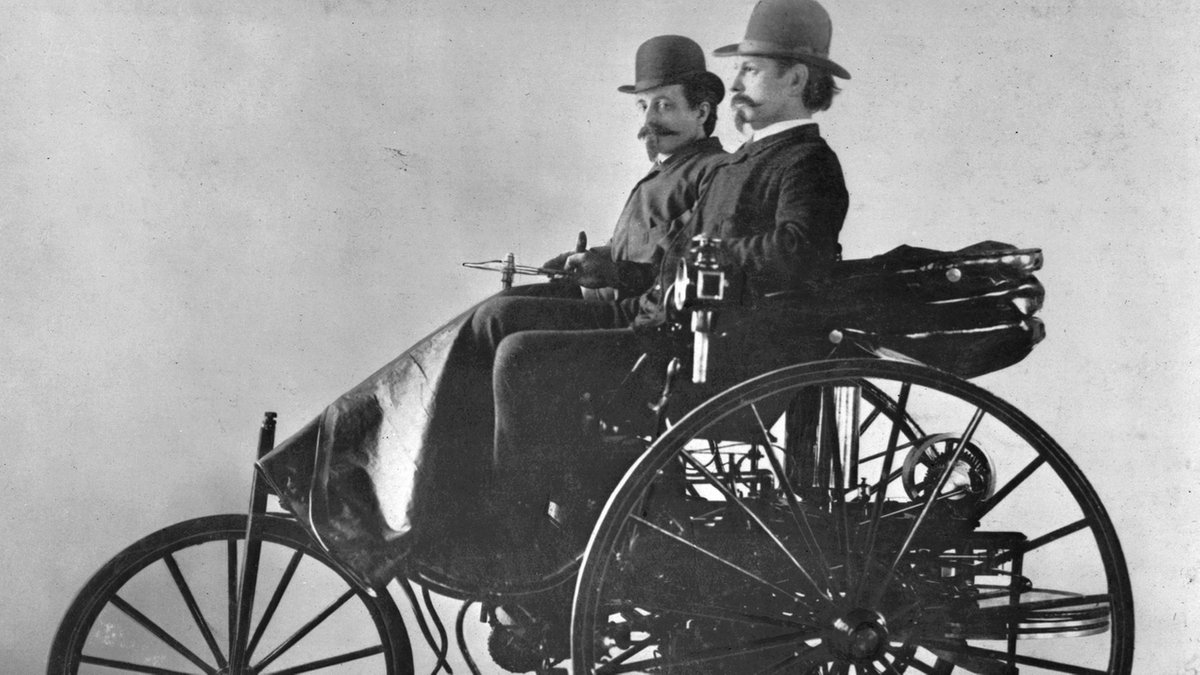 Carl Benz (vorn) auf seinem Patent-Motorwagen Typ III