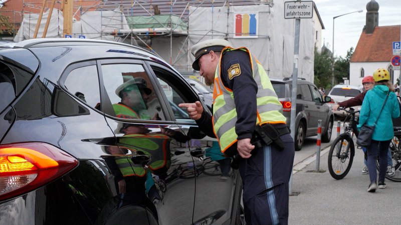 Polizist am Auto spricht mit Fahrer. | Bild: BR Polizist am Auto spricht mit Fahrer.