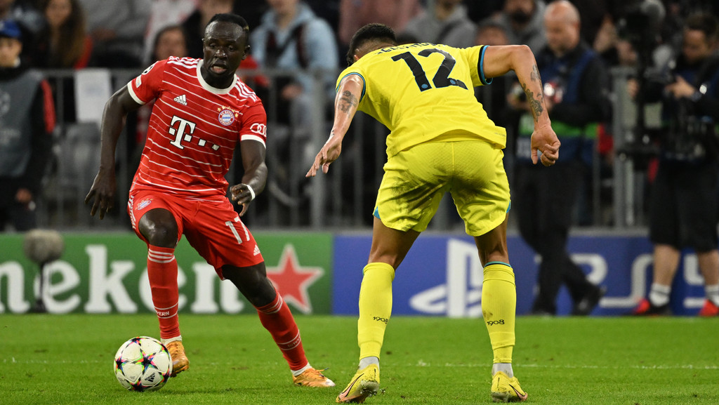 Münchens Sadio Mane (l) und Mailands Raoul Bellanova