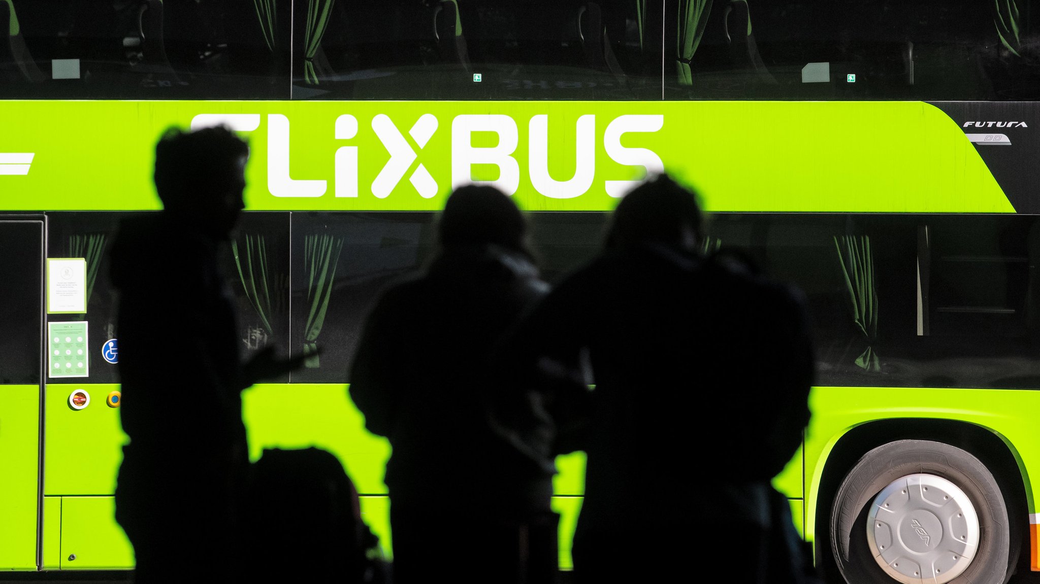 Passagiere vor einem Flixbus am Münchner ZOB