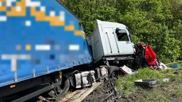 Bei einem schweren Lkw-Unfall auf der A6 bei Ansbach sind zwei Menschen ums Leben gekommen, weitere Unfallteilnehmer wurden verletzt.  | Bild:News5