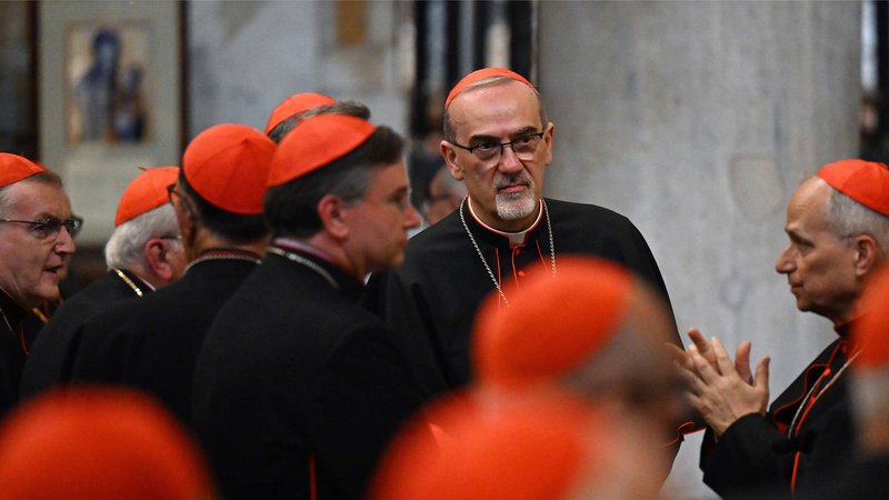 Mehrere Kardinäle sprechen miteinander. | Bild: picture alliance / SIPA | Vatican Pool/Vandeville/G Mehrere Kardinäle sprechen miteinander.