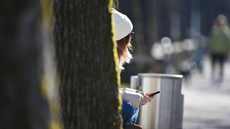 Jugendliche mit Handy in Park | Bild: picture alliance / SVEN SIMON | Frank Hoermann / SVEN SIMON Jugendliche mit Handy in Park
