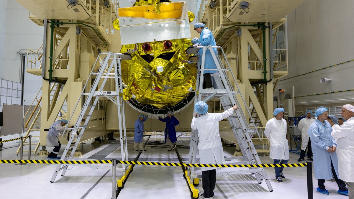 Spezialisten bereiten die russische Lunar-25-Mission vor