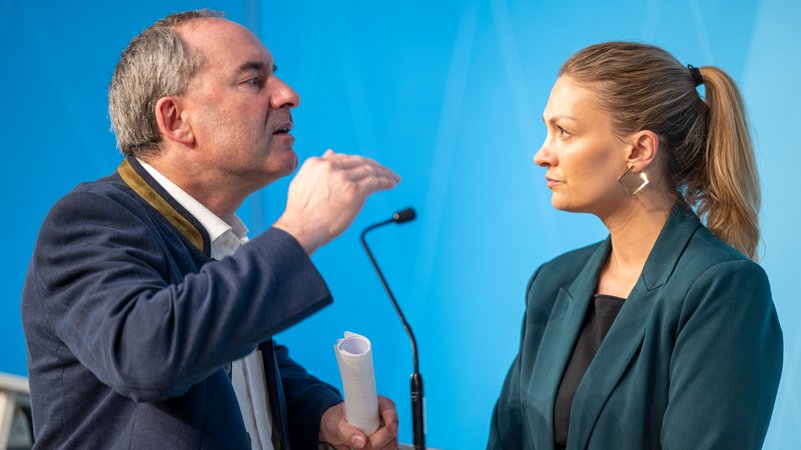 (Archivbild): Hubert Aiwanger und Judith Gerlach | Bild: picture alliance/dpa | Peter Kneffel (Archivbild): Hubert Aiwanger und Judith Gerlach