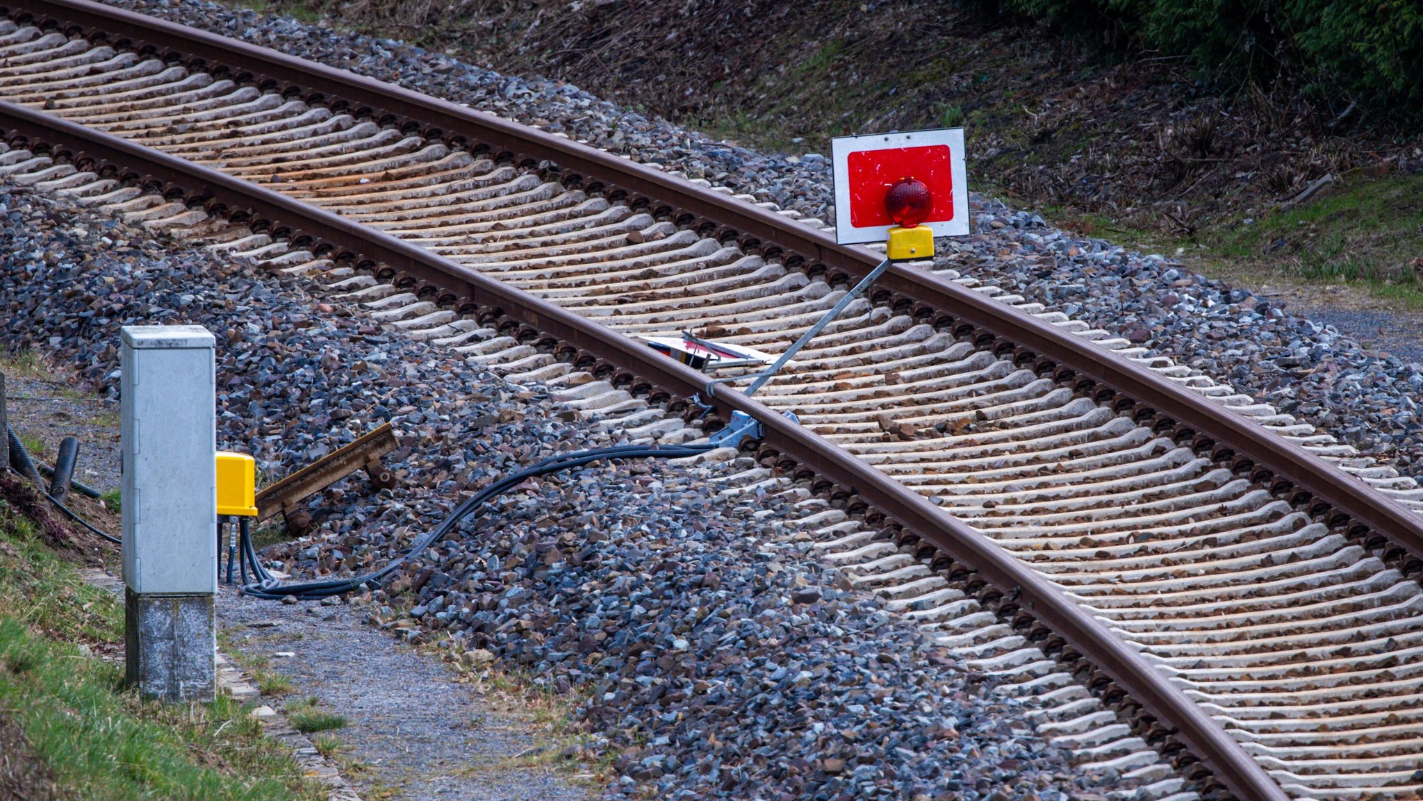 Mühldorf: Brandstiftung an Bahnstrecke – Staatsschutz ermittelt