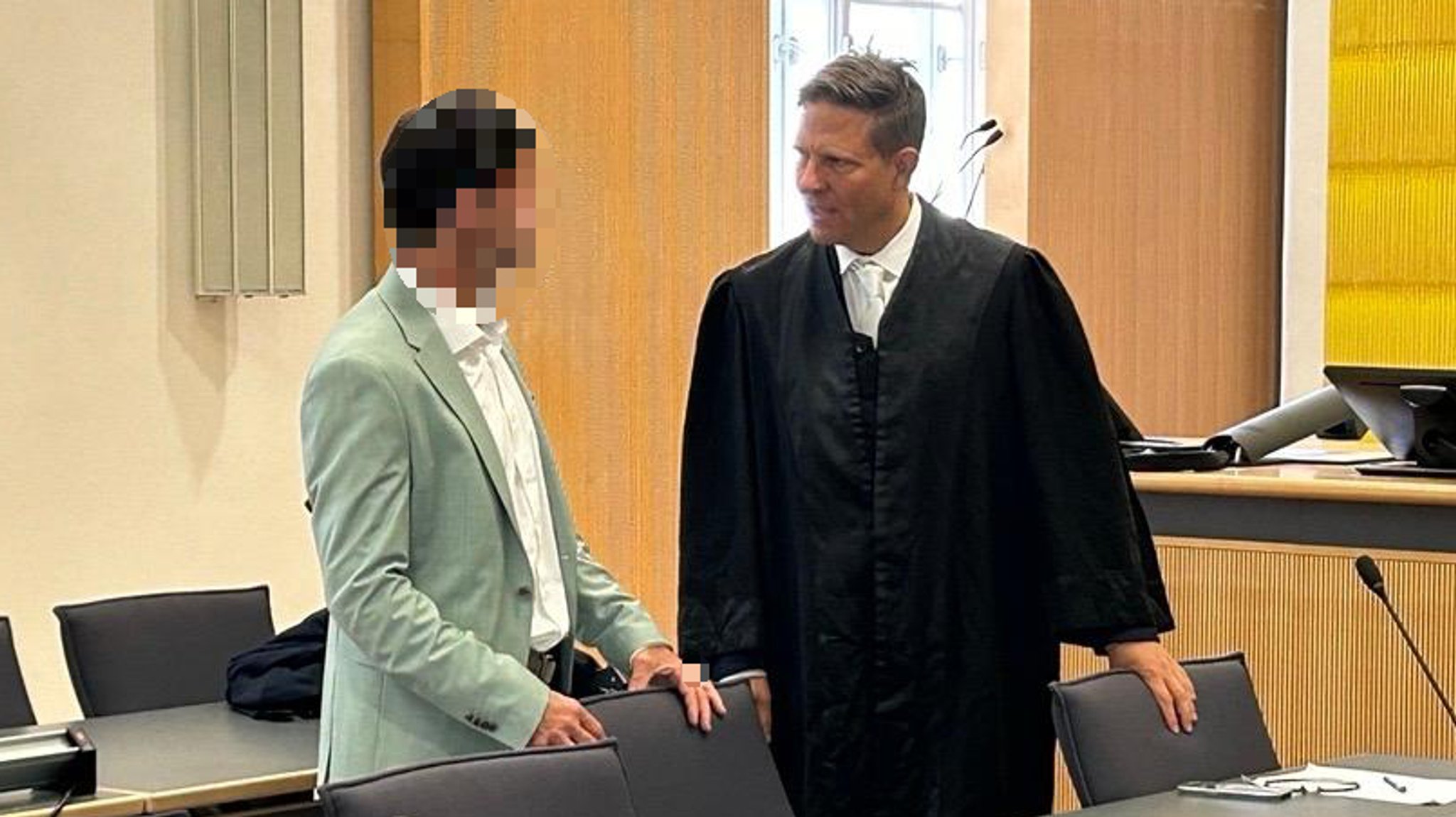 Der freigesprochene Arzt mit einem seiner Verteidiger | Bild: BR/Corinna Ballweg Der freigesprochene Arzt mit einem seiner Verteidiger