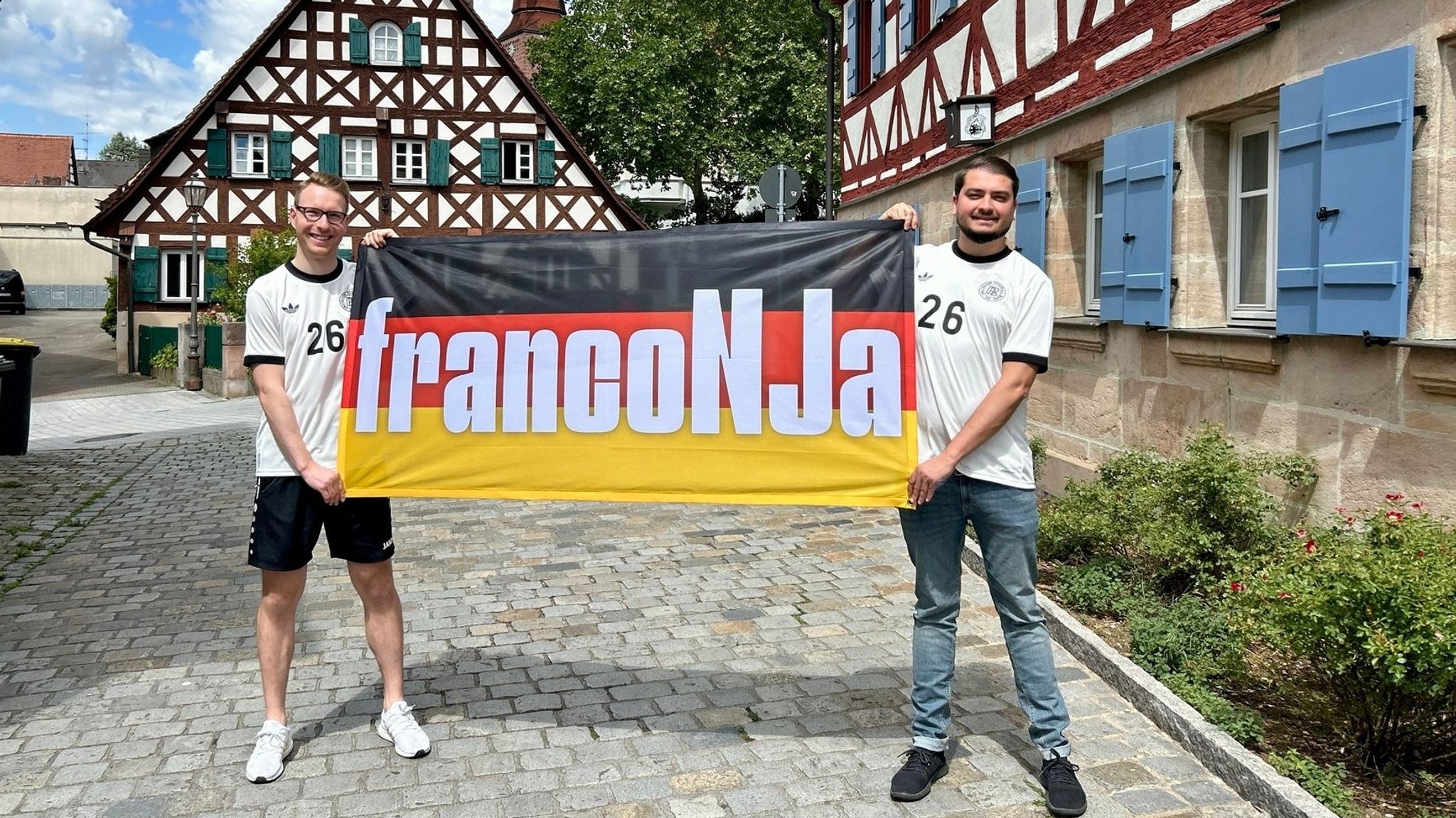 Andreas Wilhelm und Andreas Bechtloff mit ihrer Zaunfahne in Zirndorf | Bild: francoNJa Andreas Wilhelm und Andreas Bechtloff mit ihrer Zaunfahne in Zirndorf