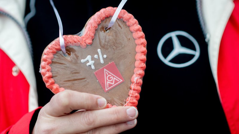 Warnstreiks in der Metall- und Elektroindustrie | Bild: dpa-Bildfunk/Hauke-Christian Dittrich Warnstreiks in der Metall- und Elektroindustrie