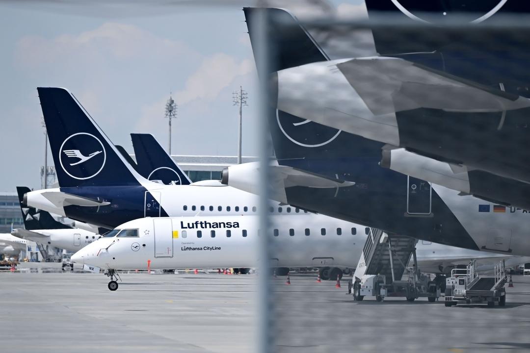 Flugzeuge der Lufthansa und der Lufthansa CityLine stehen am Flughafen München. Als Reaktion auf hohe Kerosinpreise legt die Lufthansa erste Flugzeuge still. 