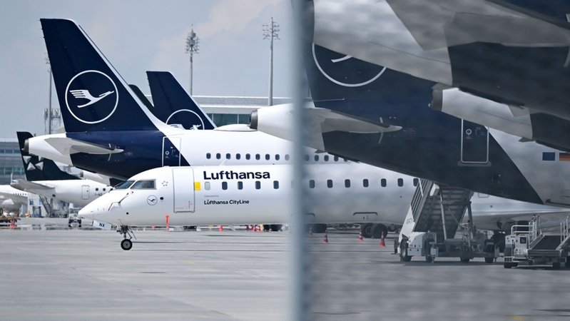 Flugzeuge der Lufthansa und der Lufthansa CityLine stehen am Flughafen München. Als Reaktion auf hohe Kerosinpreise legt die Lufthansa erste Flugzeuge still. | Bild: Sven Hoppe/dpa Flugzeuge der Lufthansa und der Lufthansa CityLine stehen am Flughafen München. Als Reaktion auf hohe Kerosinpreise legt die Lufthansa erste Flugzeuge still.