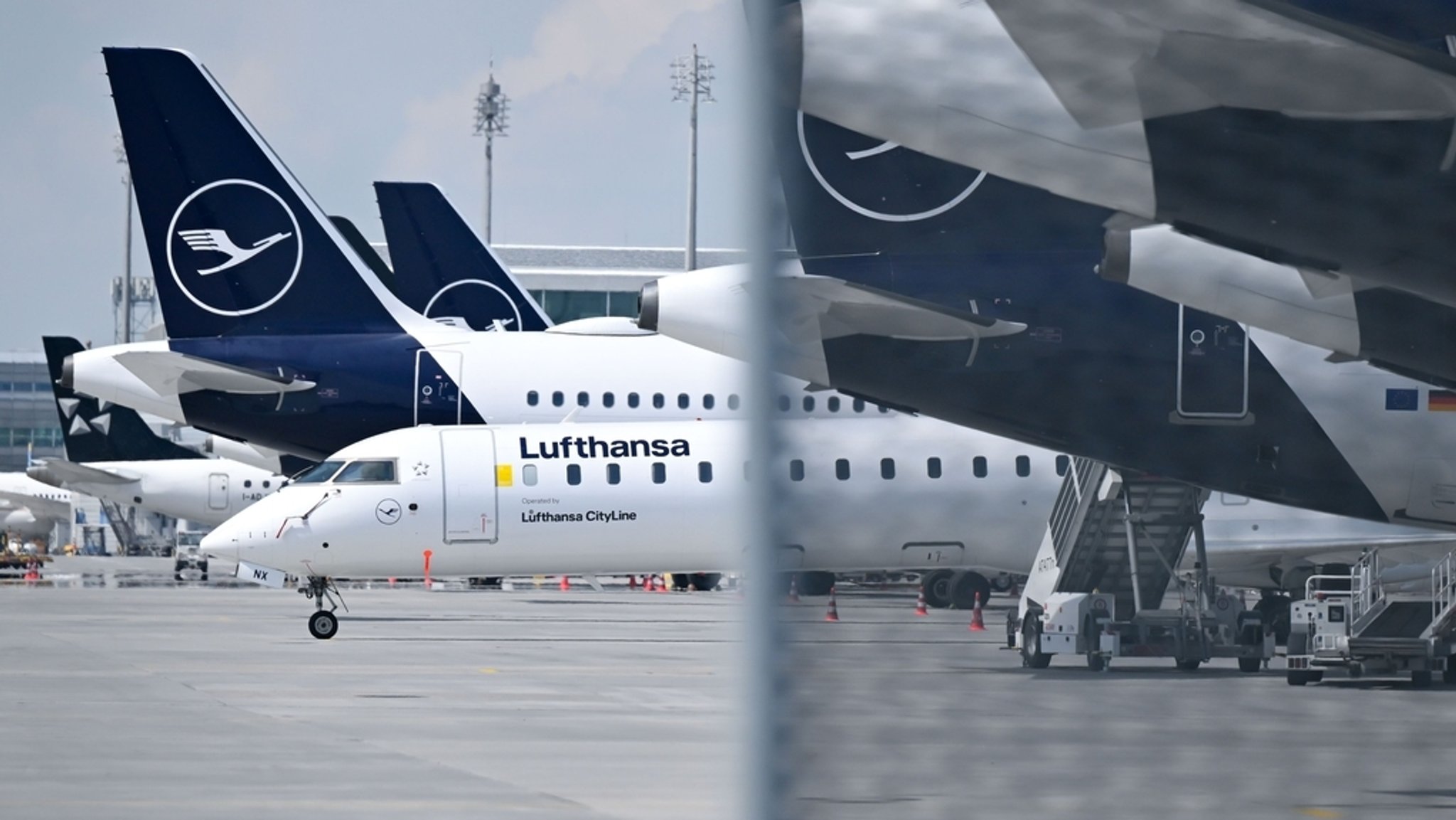 Flugzeuge der Lufthansa und der Lufthansa CityLine stehen am Flughafen München. Als Reaktion auf hohe Kerosinpreise legt die Lufthansa erste Flugzeuge still. 
