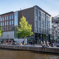Das Anne-Frank-Haus in Amsterdam | Bild:  Das Anne-Frank-Haus mit Museum an der Prinsengracht in Amsterdam c picture alliance_Daniel Kalker