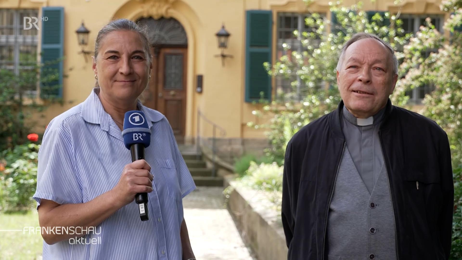 Claudia Grimmer spricht mit Generalvikar Georg Kestel über die finanzielle Lage des Erzbistums Bamberg.