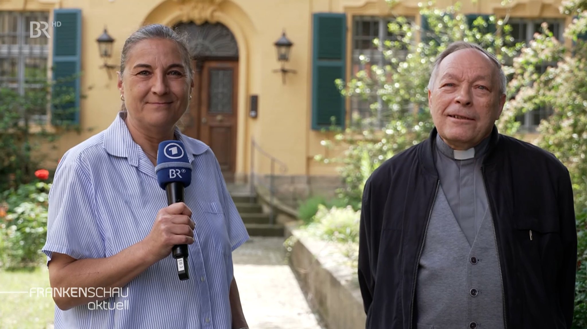 Claudia Grimmer spricht mit Generalvikar Georg Kestel über die finanzielle Lage des Erzbistums Bamberg.