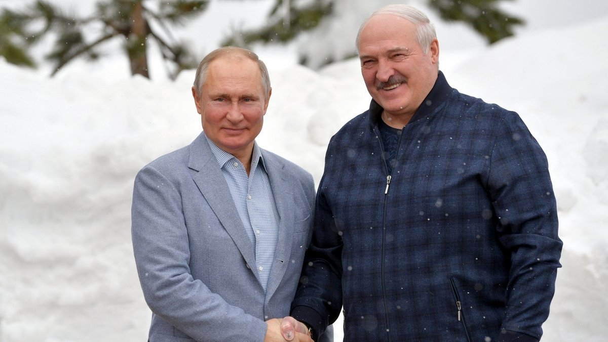 22.02.2021, Russland, Sotschi: Wladimir Putin (l), Präsident von Russland,  posiert mit Alexander Lukaschenko, Präsident von Belarus, während ihres Treffens im Schwarzmeerort Sotschi für ein Foto.