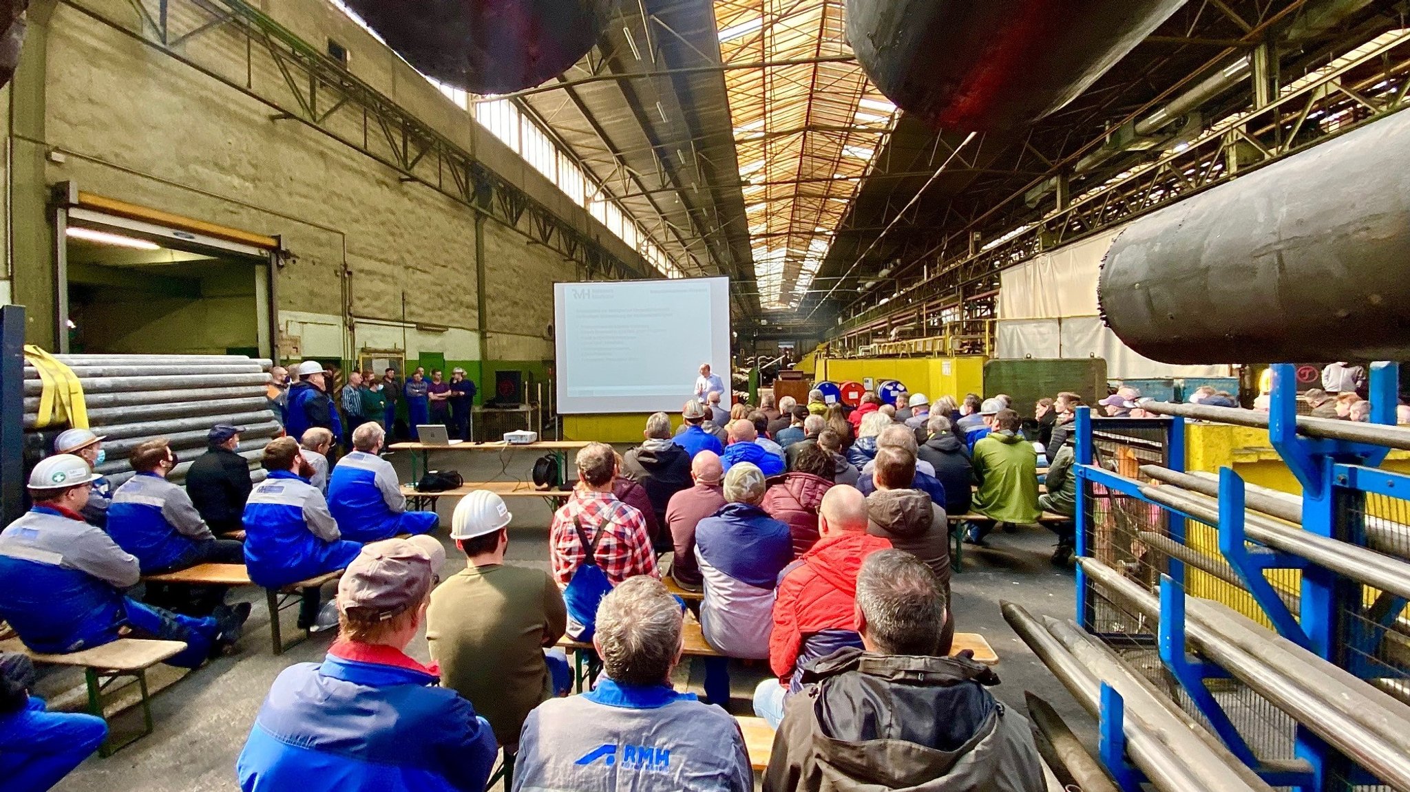 Betriebsversammlung im April 2022 in der Rohrwerk Maxhütte GmbH. 