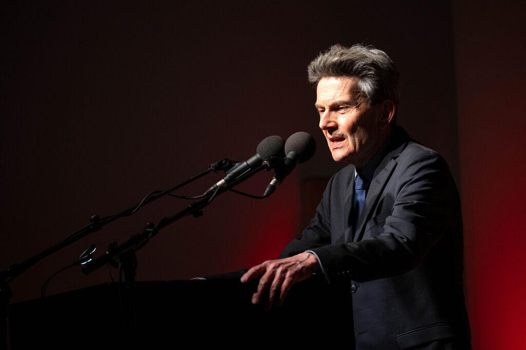 SPD-Fraktionschef Rolf Mützenich spricht in ein Mikrofon. Er übt scharfe Kritik an den Plänen der FDP. 