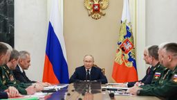 Der Präsident am Tisch mit uniformierten Führungskräften. | Bild:Wjatscheslaw Prokofjew/Picture Alliance