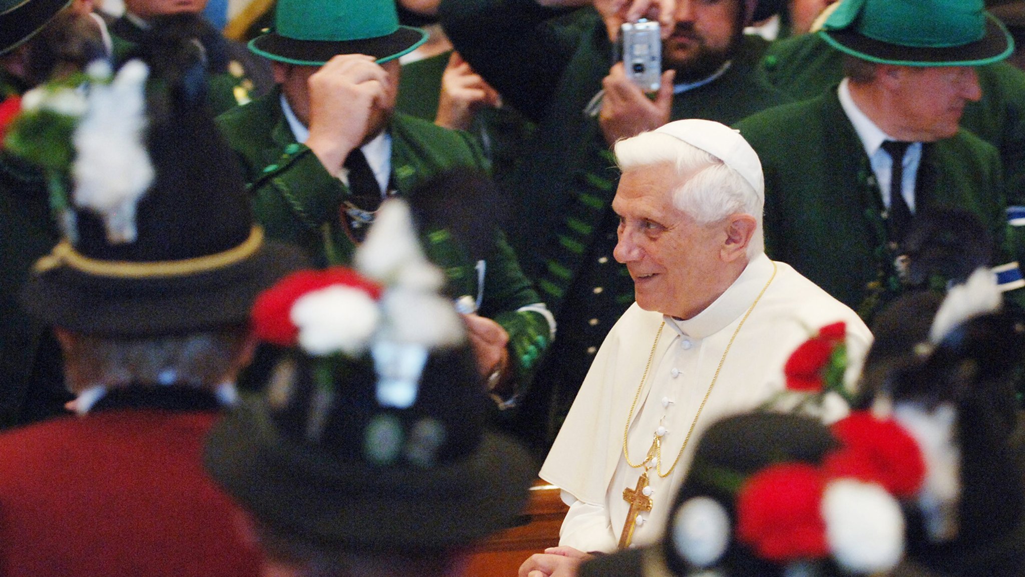 Im Alter von 95 Jahren ist der emeritierte Papst Benedikt XVI. im Vatikan gestorben.