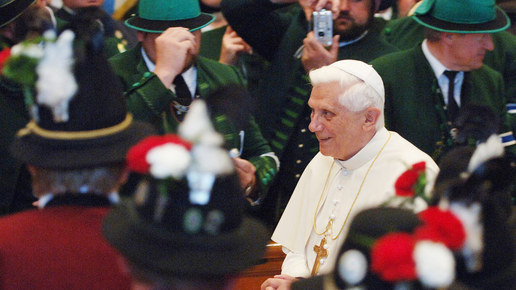 Im Alter von 95 Jahren ist der emeritierte Papst Benedikt XVI. im Vatikan gestorben.