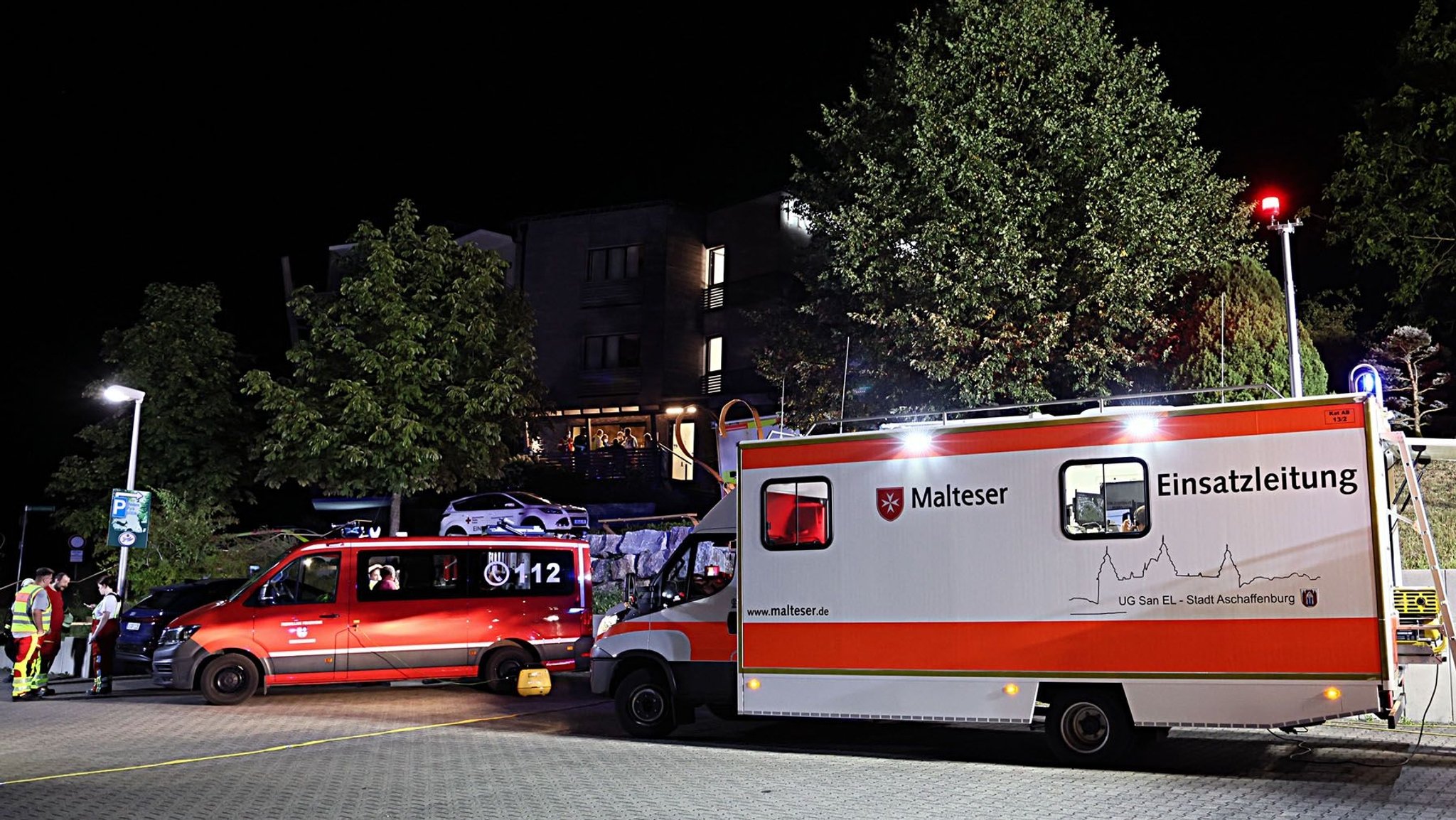 Einsatzkräfte vor dem Hotel in Weibersbrunn. | Bild: Ralf Hettler Einsatzkräfte vor dem Hotel in Weibersbrunn.