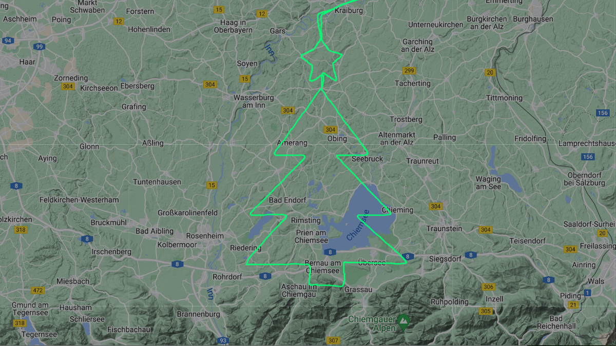 Cessna-Piloten fliegen Tannenbaum über Bayern