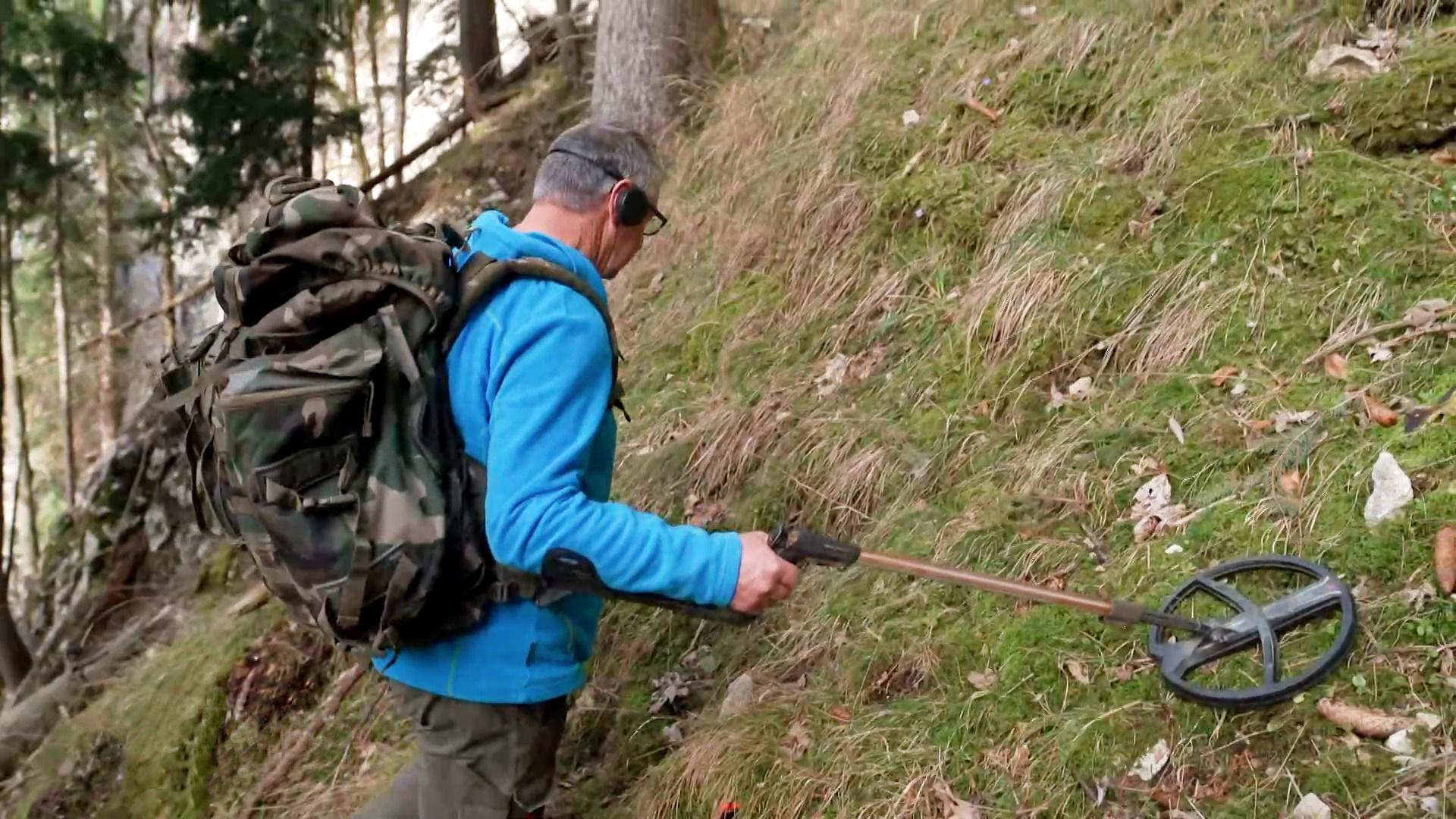 Hobbyarchäologe Sebastian Aringer beim Sondengehen im Kampenwandgebiet
