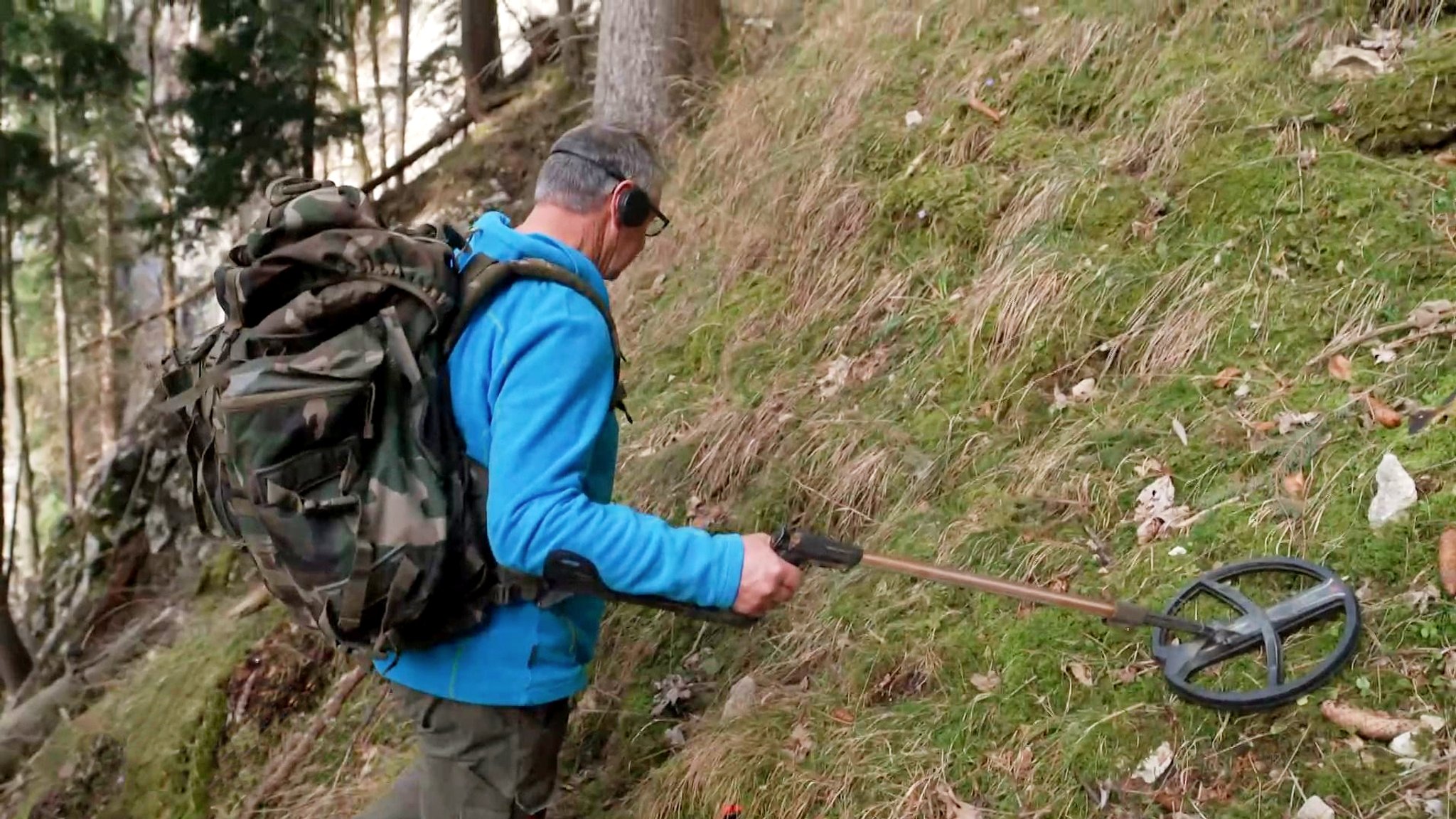 Hobbyarchäologe Sebastian Aringer beim Sondengehen im Kampenwandgebiet