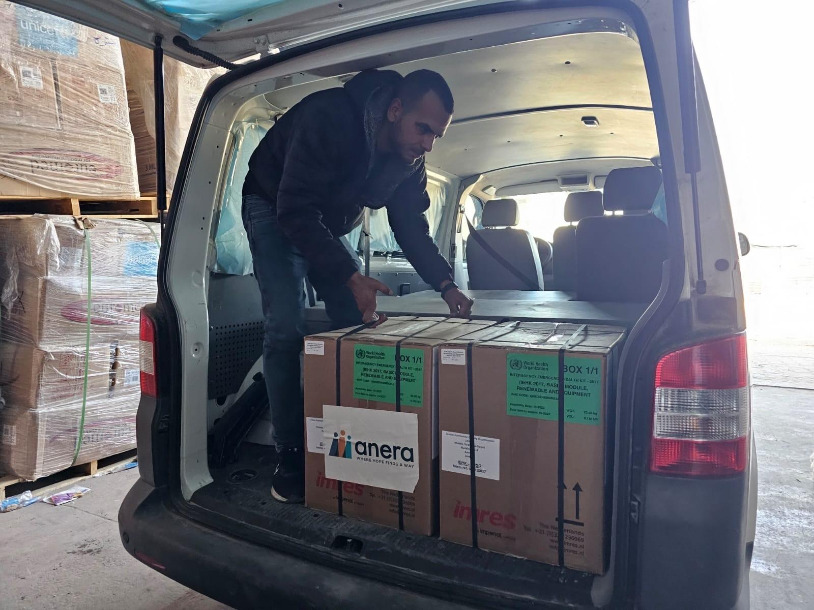 Ein Mitarbeiter der Partnerorganisation Anera verlädt die Medikamente