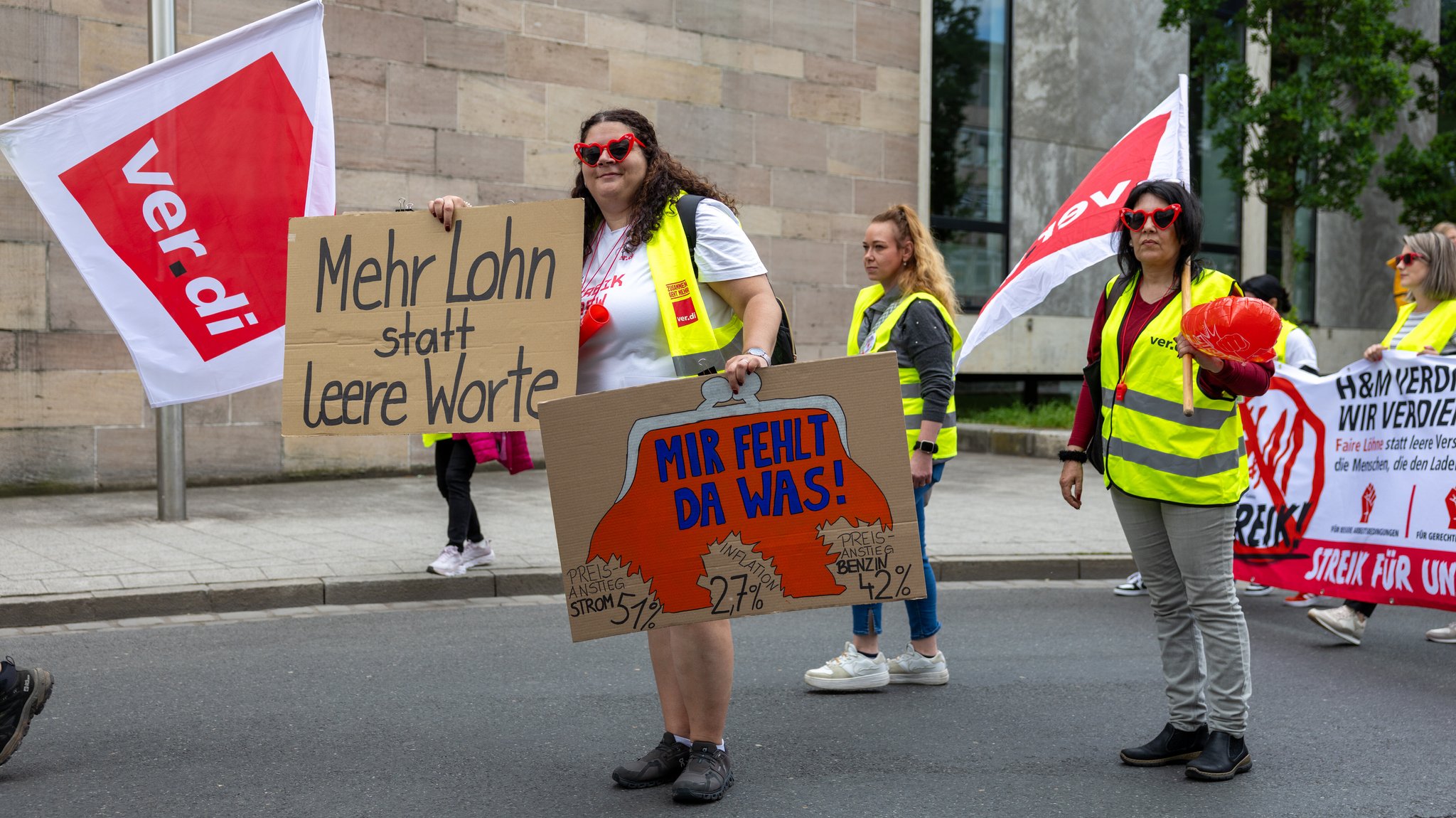 Streikende Beschaeftigte aus dem bayerischen Handel demonstrieren mit ver.di-Fahnen und handgeschriebenen Schildern am 21.5.26 in Nürnberg. | Bild: picture alliance / Eibner-Pressefoto/Ardan Fuessman Streikende Beschaeftigte aus dem bayerischen Handel demonstrieren mit ver.di-Fahnen und handgeschriebenen Schildern am 21.5.26 in Nürnberg.