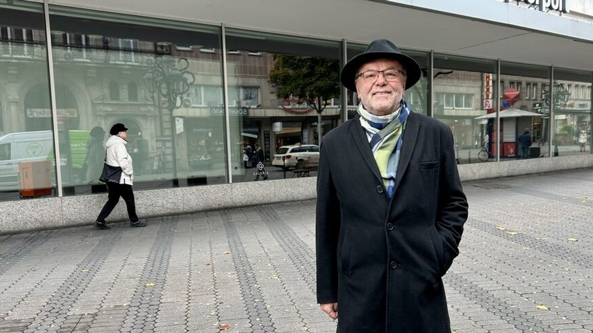 Karl-Heinz Enderle, Vorsitzender der Altstadtfreunde Nürnberg, vor der ehemaligen Kaufhof-Filiale in der Königstraße