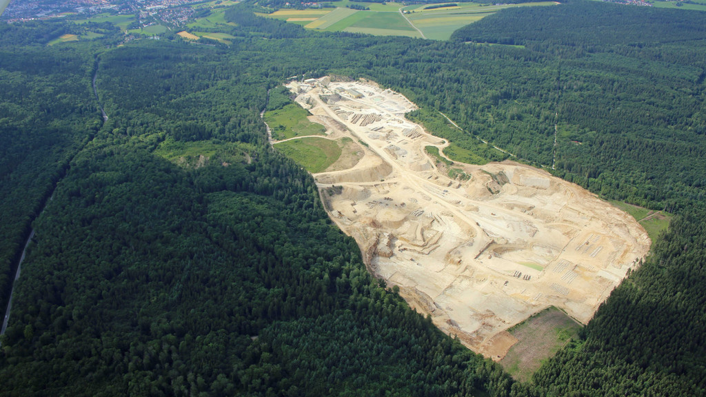 Luftaufnahme des Steinbruchs im Weißenburger Wald vom 27.06.2021