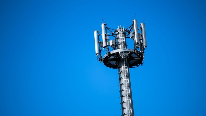 Ein Mast mit verschiedenen Antennen von Mobilfunkanbietern. 
